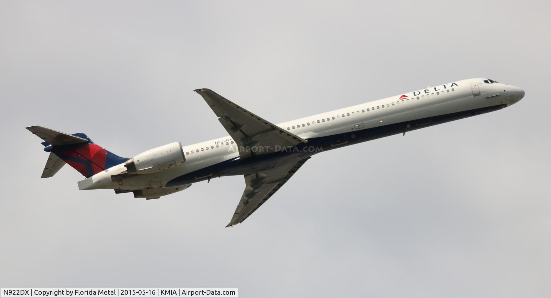 N922DX, 1997 McDonnell Douglas MD-90-30 C/N 53584, MIA spotting