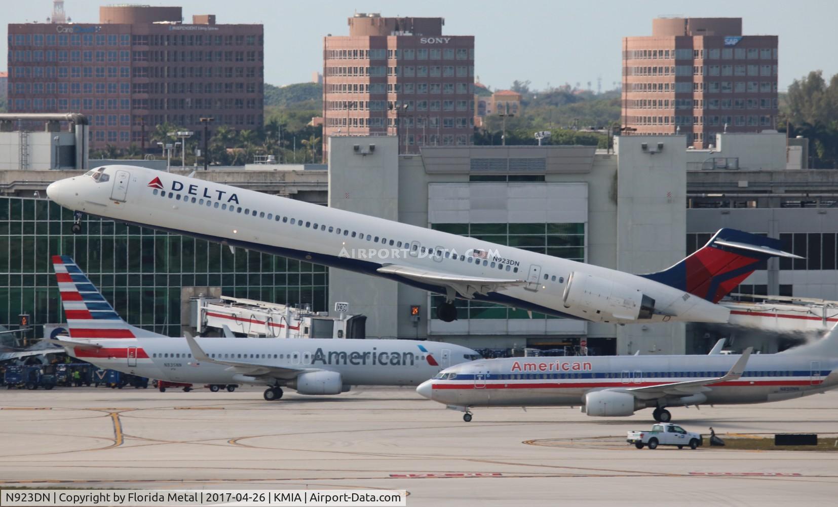 N923DN, 1998 McDonnell Douglas MD-90-30 C/N 53585, MIA spotting
