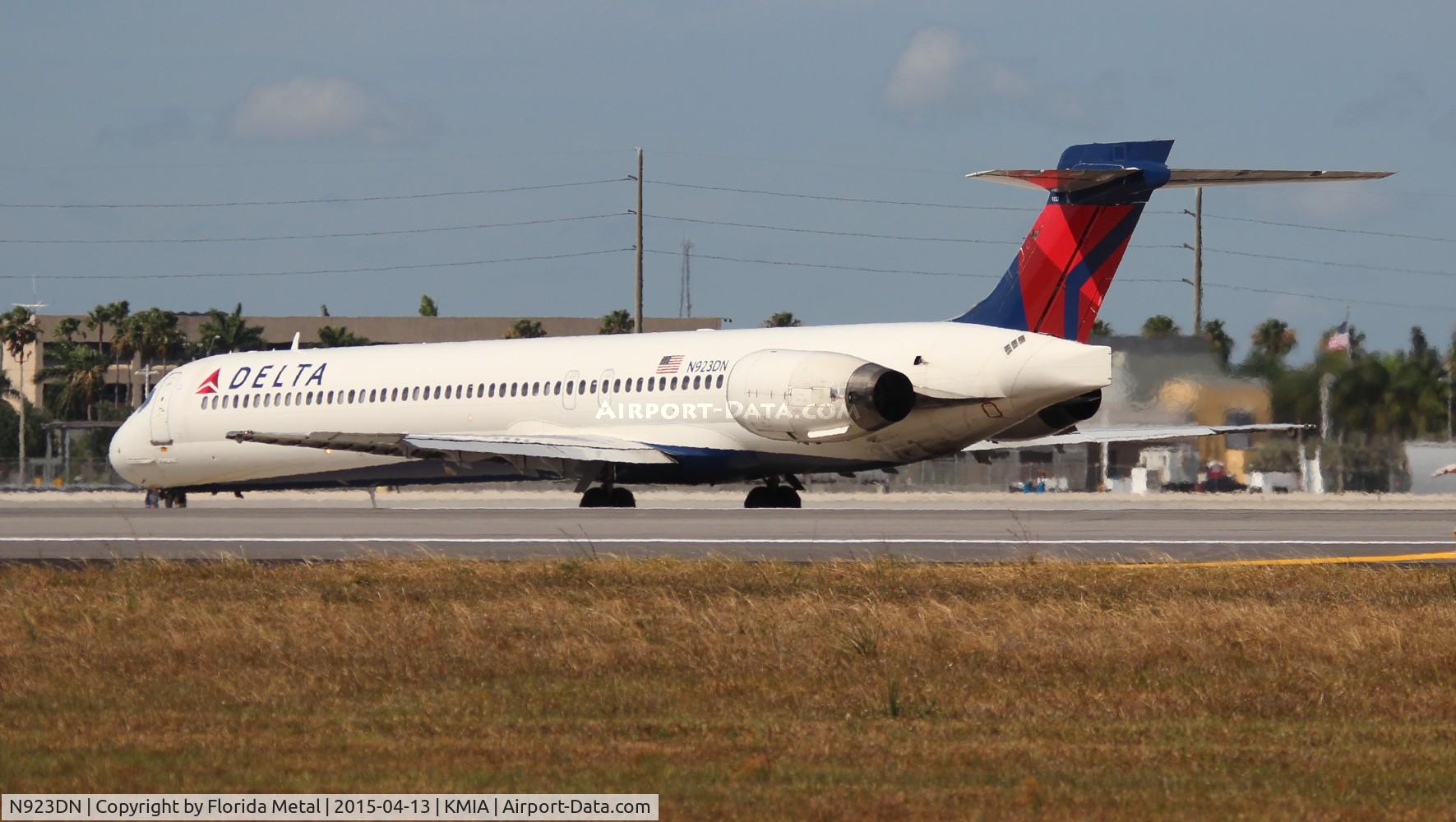 N923DN, 1998 McDonnell Douglas MD-90-30 C/N 53585, MIA spotting