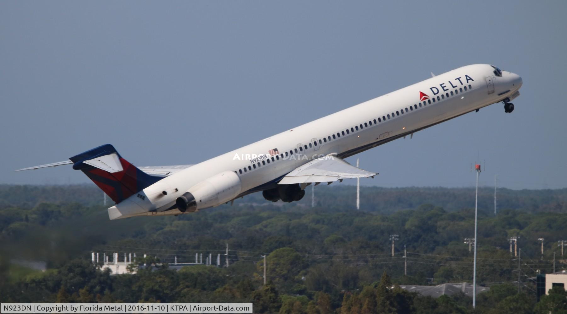 N923DN, 1998 McDonnell Douglas MD-90-30 C/N 53585, TPA spotting