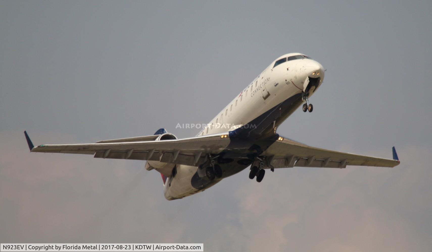 N923EV, 2003 Bombardier CRJ-200ER (CL-600-2B19) C/N 7826, DTW spotting