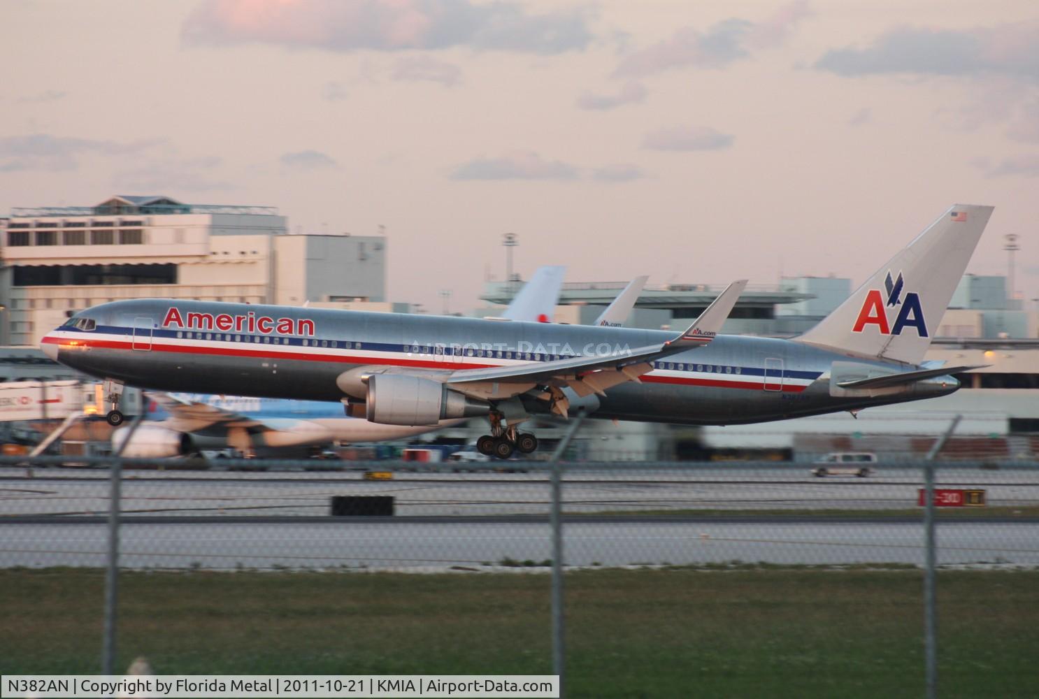 N382AN, 1993 Boeing 767-323/ER C/N 25451, MIA spotting