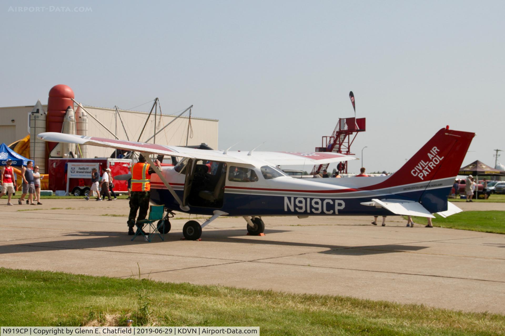 N919CP, 1999 Cessna 172S C/N 172S8339, At the Quad Cities Air Show