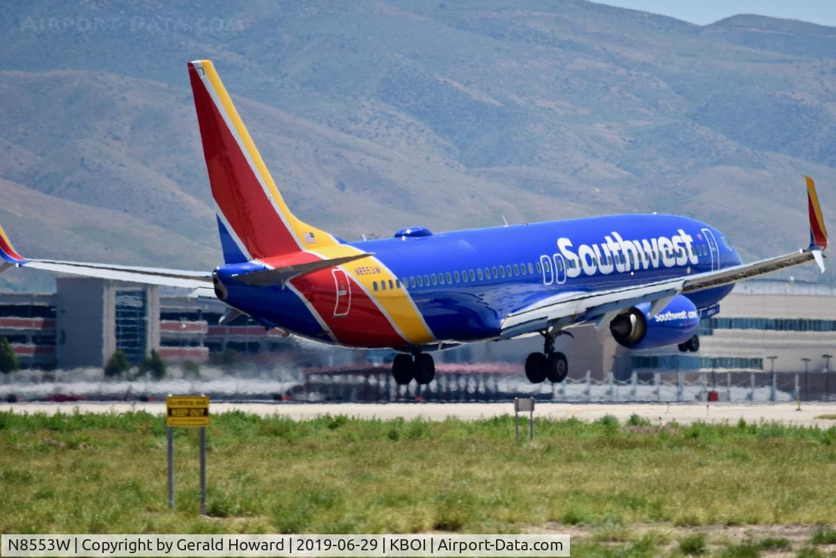 N8553W, 2017 Boeing 737-8H4 C/N 63601, Landing RWY 10R.