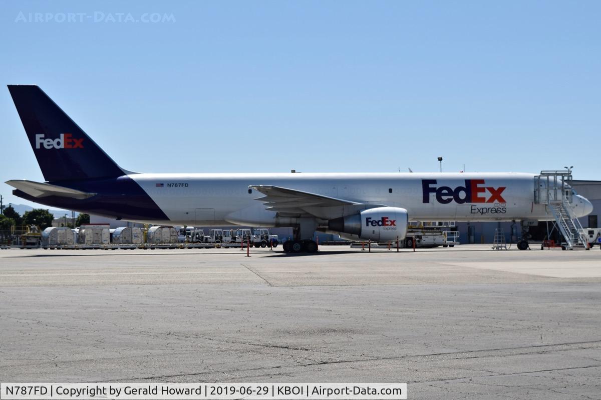 N787FD, 1992 Boeing 757-222 C/N 26685, Parked on the Fed Ex ramp.