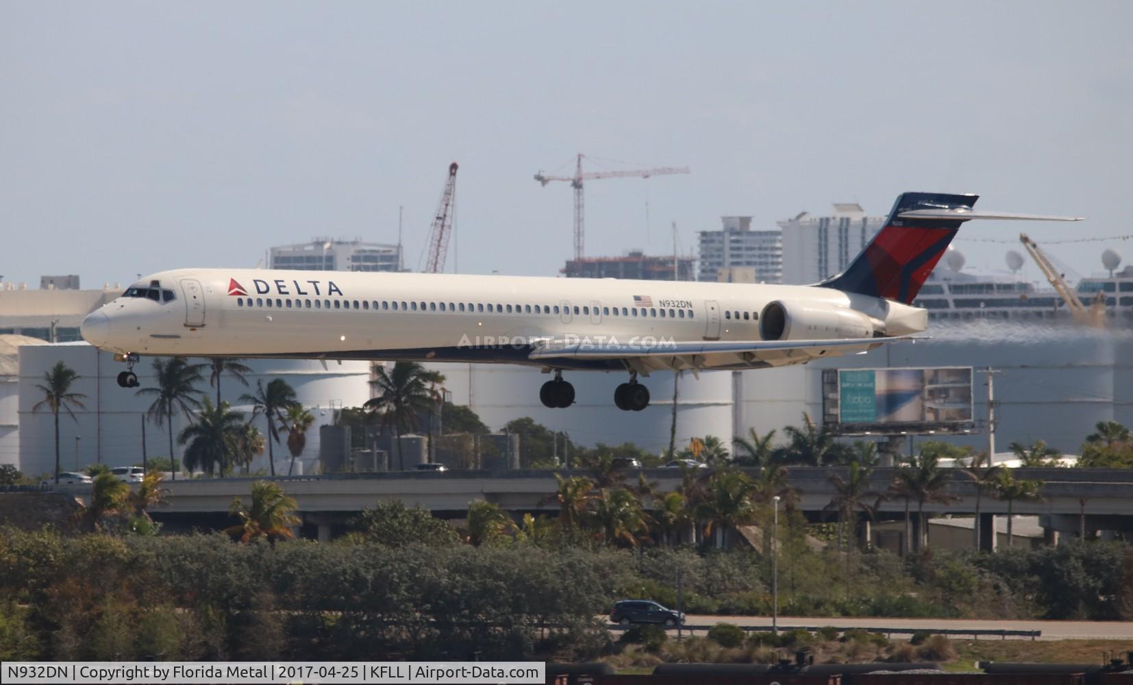 N932DN, 1996 McDonnell Douglas MD-90-30 C/N 53457, FLL spotting