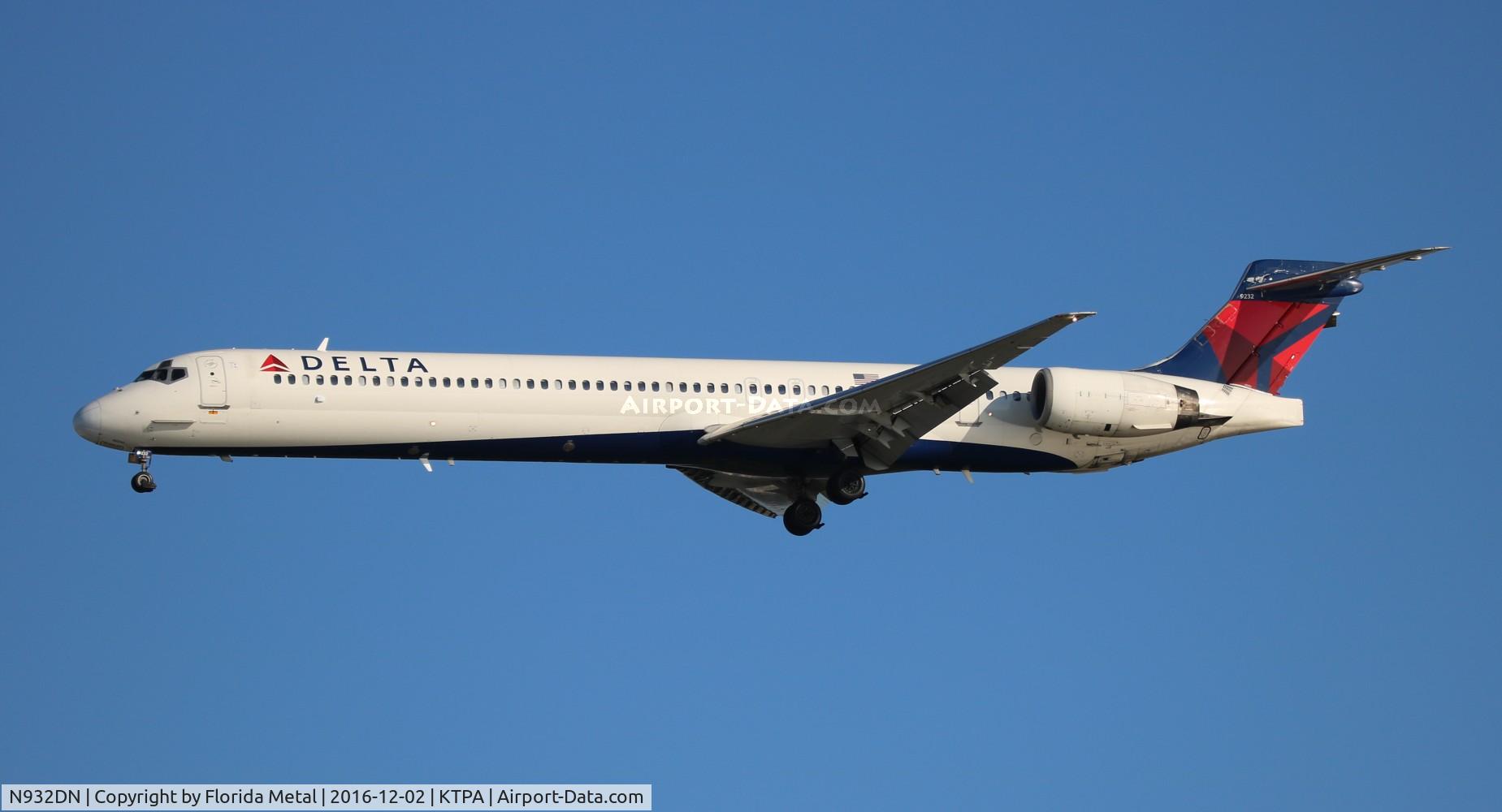 N932DN, 1996 McDonnell Douglas MD-90-30 C/N 53457, TPA spotting