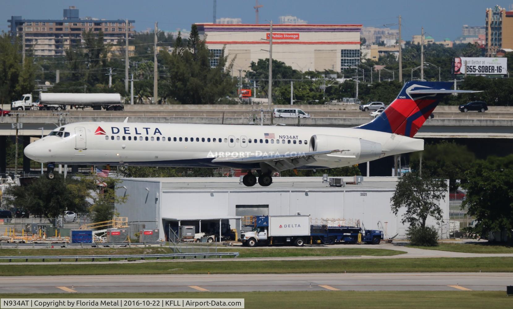 N934AT, 2000 Boeing 717-200 C/N 55070, FLL spotting