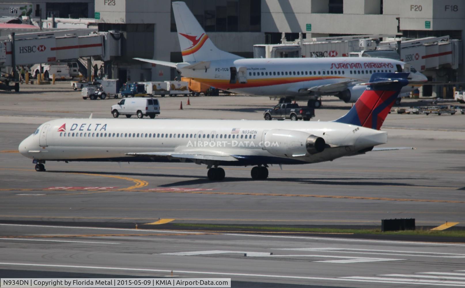 N934DN, 1996 McDonnell Douglas MD-90-30 C/N 53462, MIA spotting