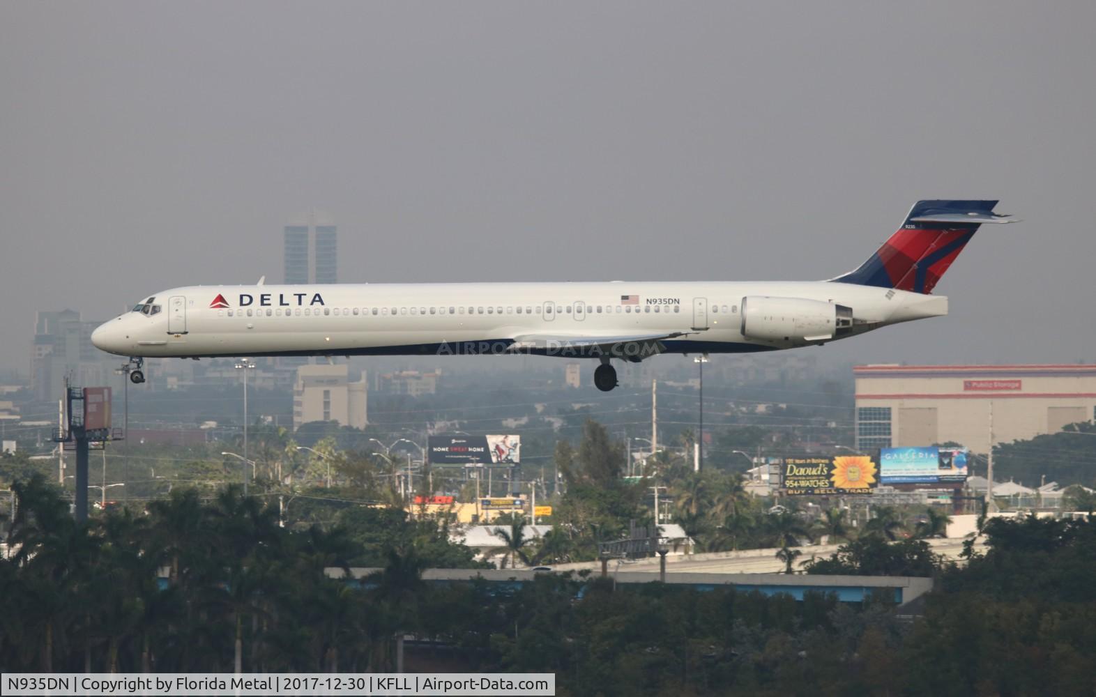 N935DN, 1996 McDonnell Douglas MD-90-30 C/N 53460, FLL spotting
