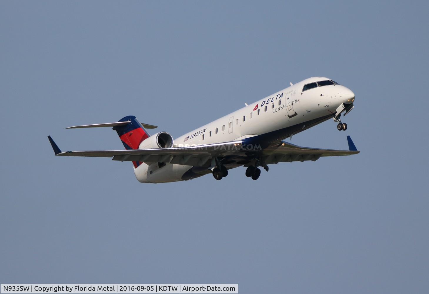 N935SW, 2002 Bombardier CRJ-200LR (CL-600-2B19) C/N 7725, DTW spotting
