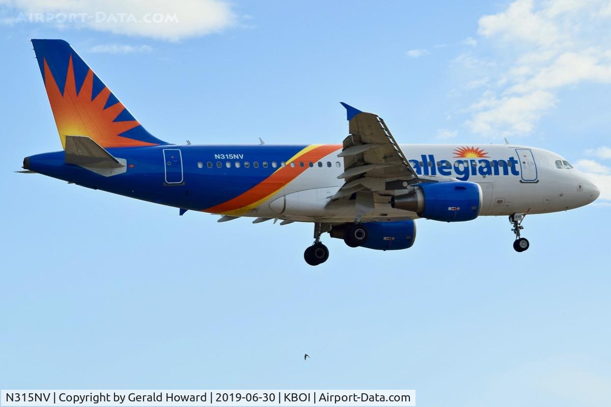 N315NV, 2005 Airbus A319-111 C/N 2412, Landing RWY 28L.