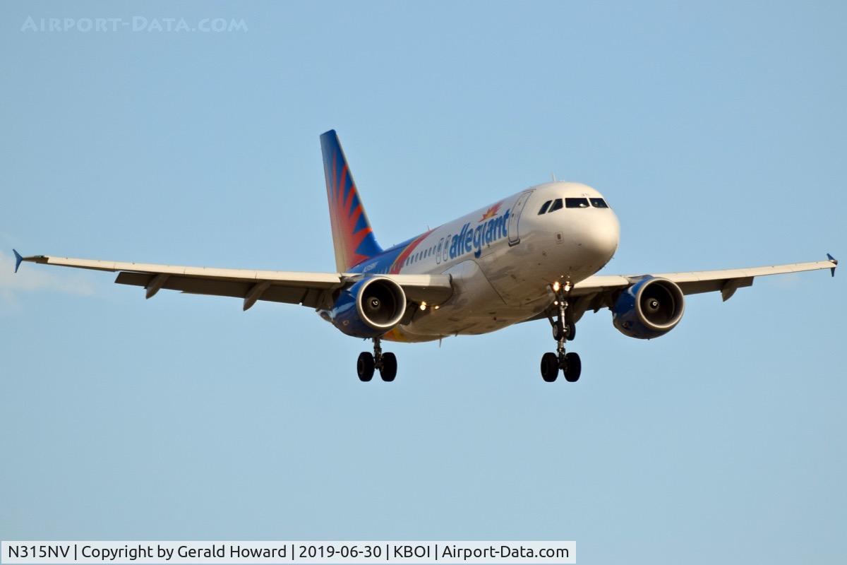 N315NV, 2005 Airbus A319-111 C/N 2412, Approach to RWY 28L.