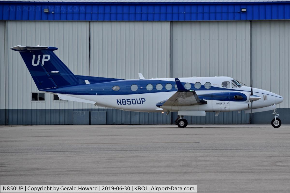 N850UP, 2015 Beechcraft B300 King Air 350i C/N FL-992, On the north GA ramp.