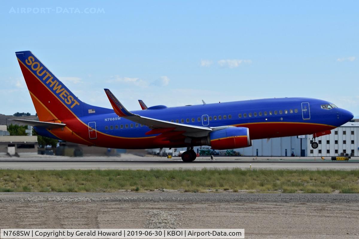 N768SW, 2000 Boeing 737-7H4 C/N 30587, Take off from RWY 28L.