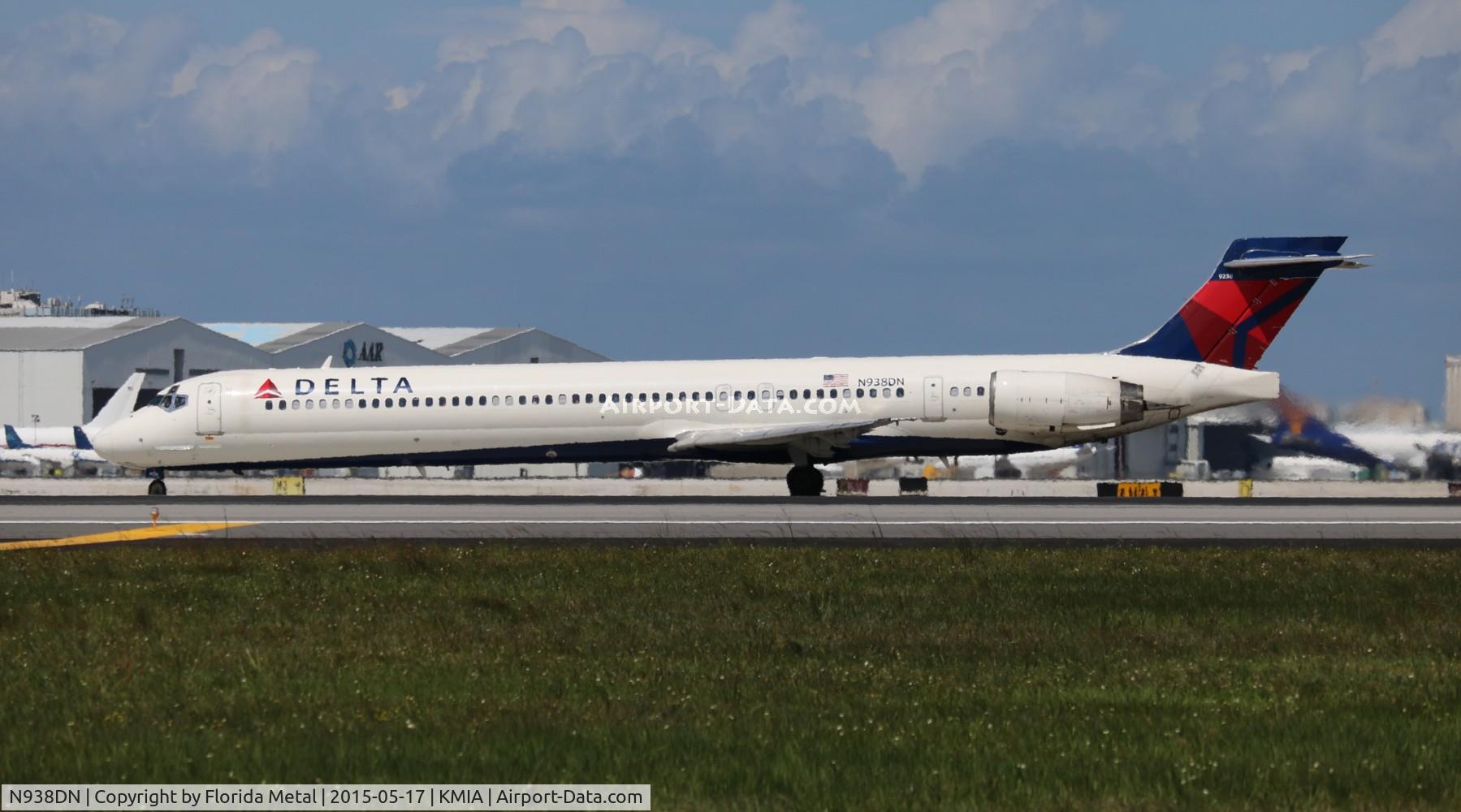 N938DN, 1995 McDonnell Douglas MD-90-30 C/N 53353, MIA spotting