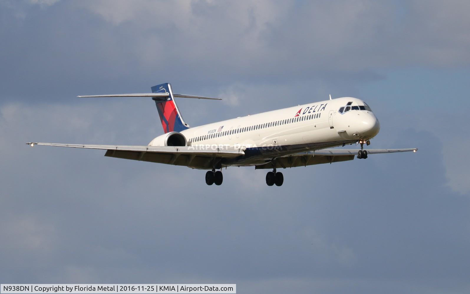 N938DN, 1995 McDonnell Douglas MD-90-30 C/N 53353, MIA spotting