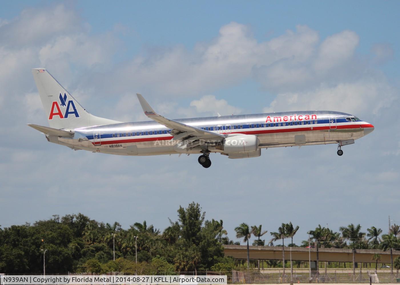 N939AN, 2000 Boeing 737-823 C/N 30083, FLL spotting