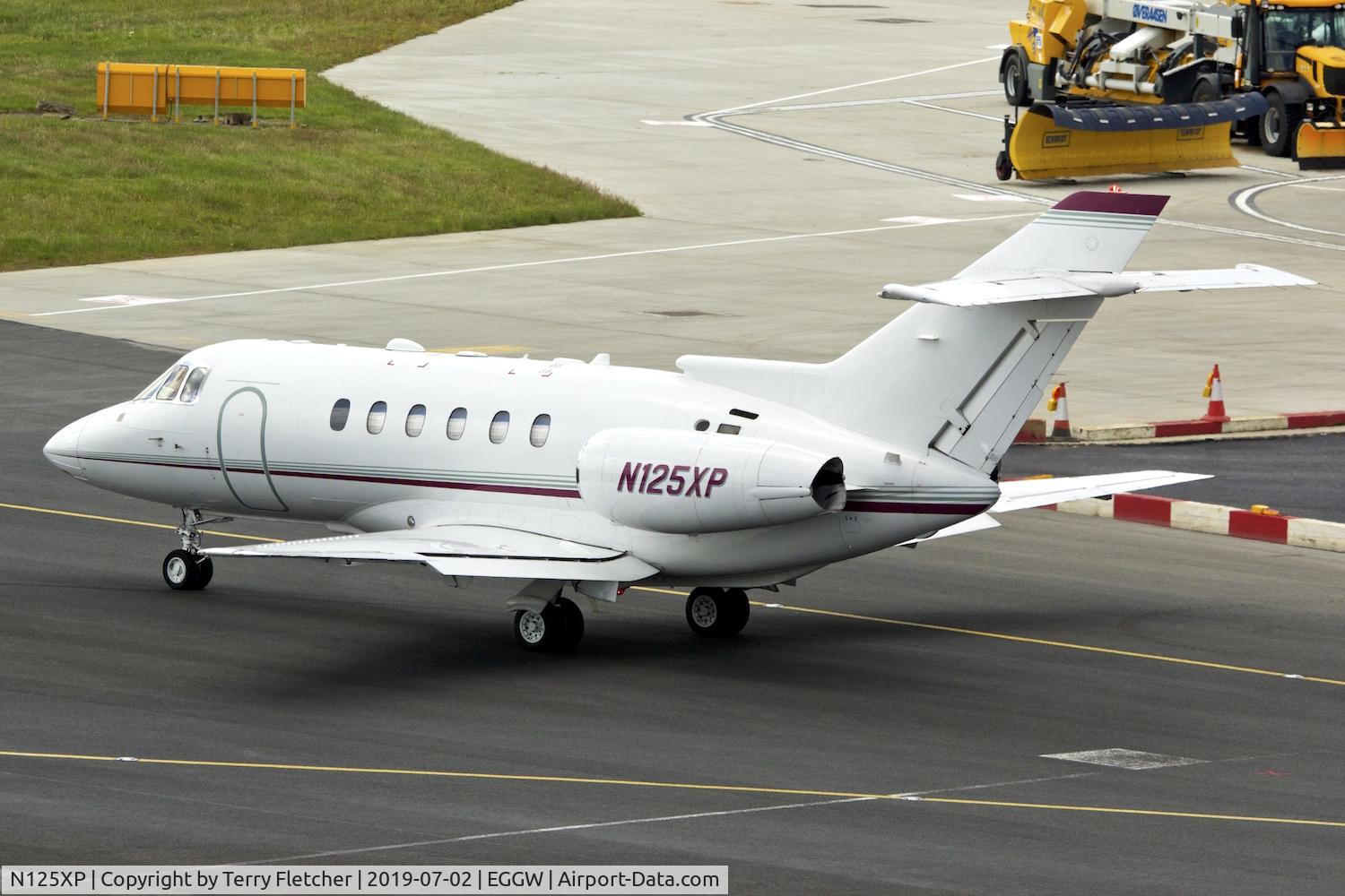 N125XP, 2000 Raytheon Hawker 800XP C/N 258485, at Luton