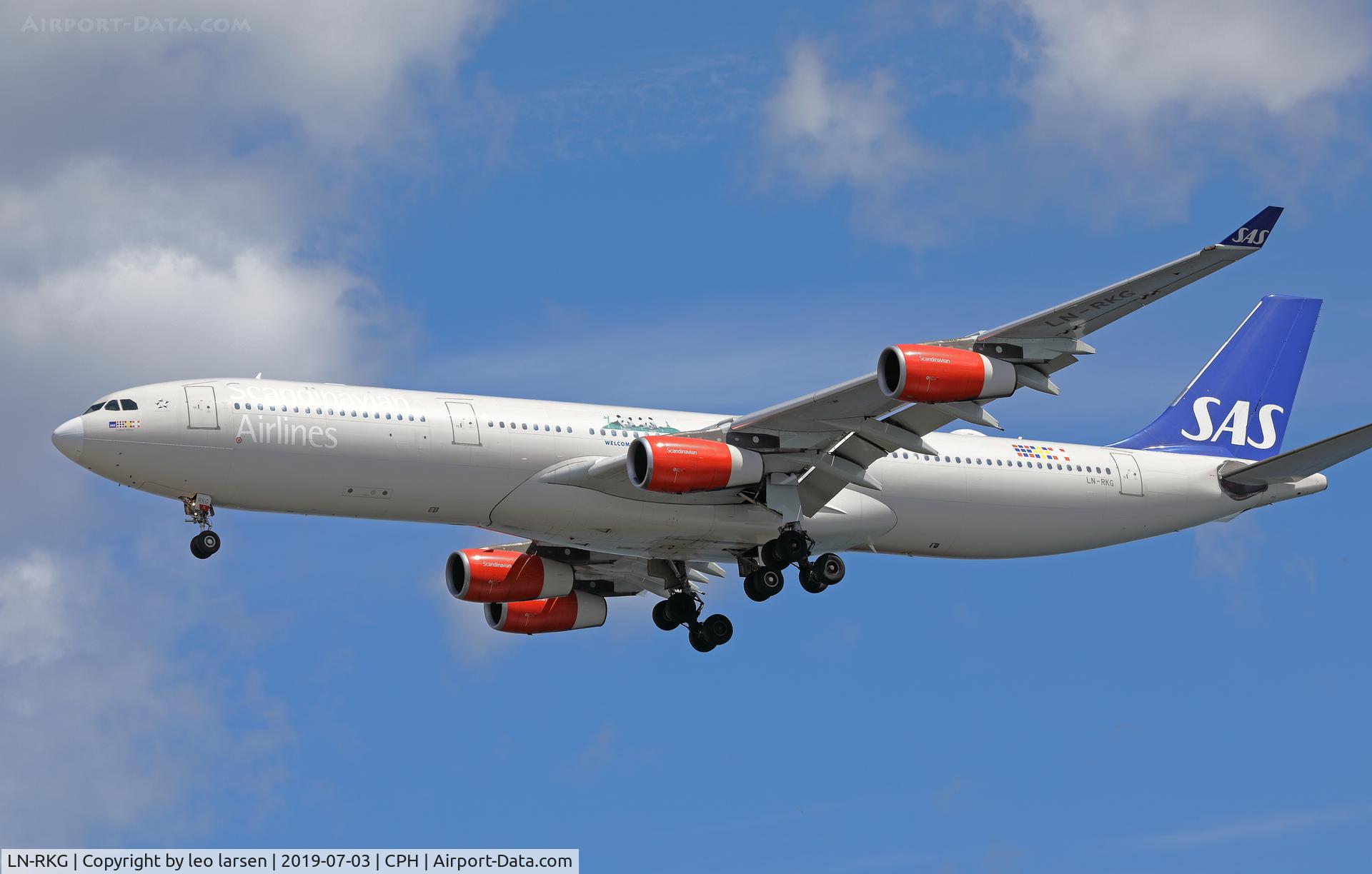 LN-RKG, 2001 Airbus A340-313X C/N 424, Copenhagen 3.7.2019 with welcome to Copenhagen (2 Panda)from China.