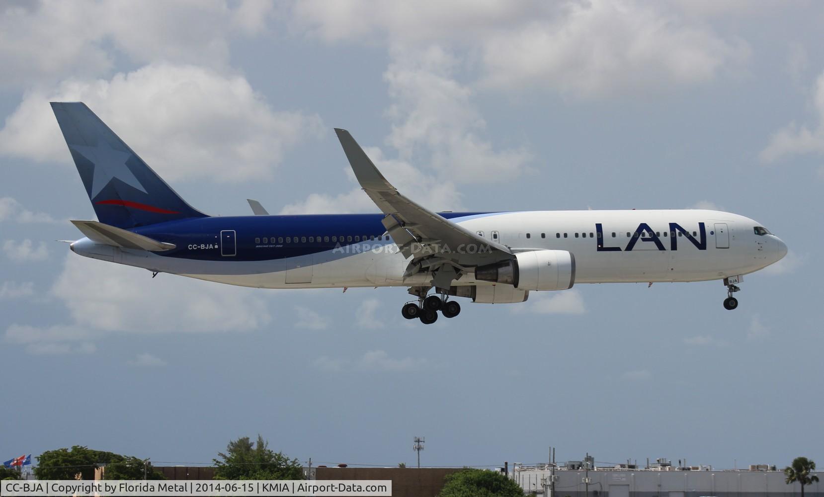 CC-BJA, 1996 Boeing 767-316/ER C/N 26329, MIA spotting