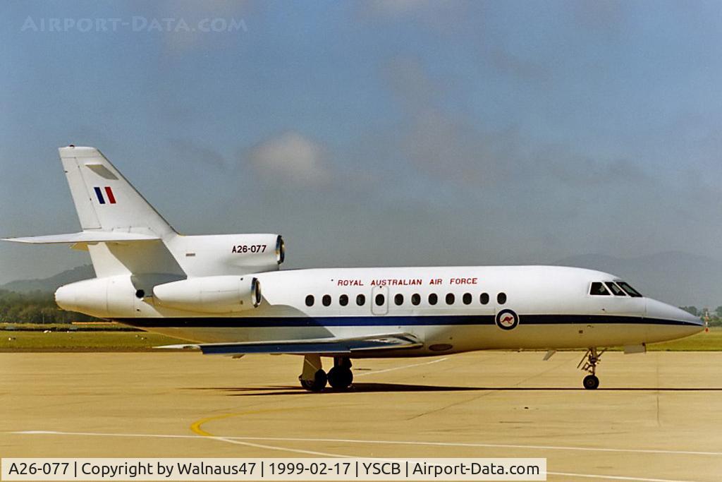 A26-077, 1989 Dassault Falcon 900B C/N 077, Stbd side view of RAAF 34 Squadron Falcon 900 A26-077 Cn 077 on the apron at RAAF Base Fairbairn YSCB on 17Feb1999. Photo taken while waiting to fly to Avalon YMAV in RAAF B707 A20-261 for the 1999 Avalon International Airshow.