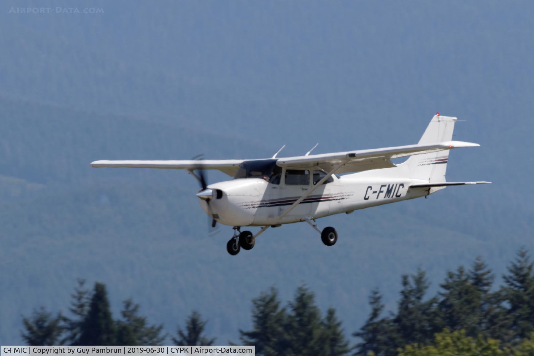 C-FMIC, 1998 Cessna 172R C/N 17280693, Landing