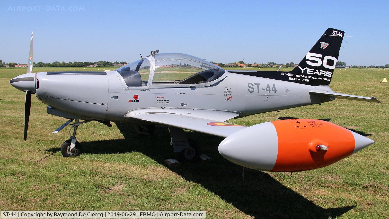 ST-44, SIAI-Marchetti SF-260D C/N 844, At Moorsele Fly in.