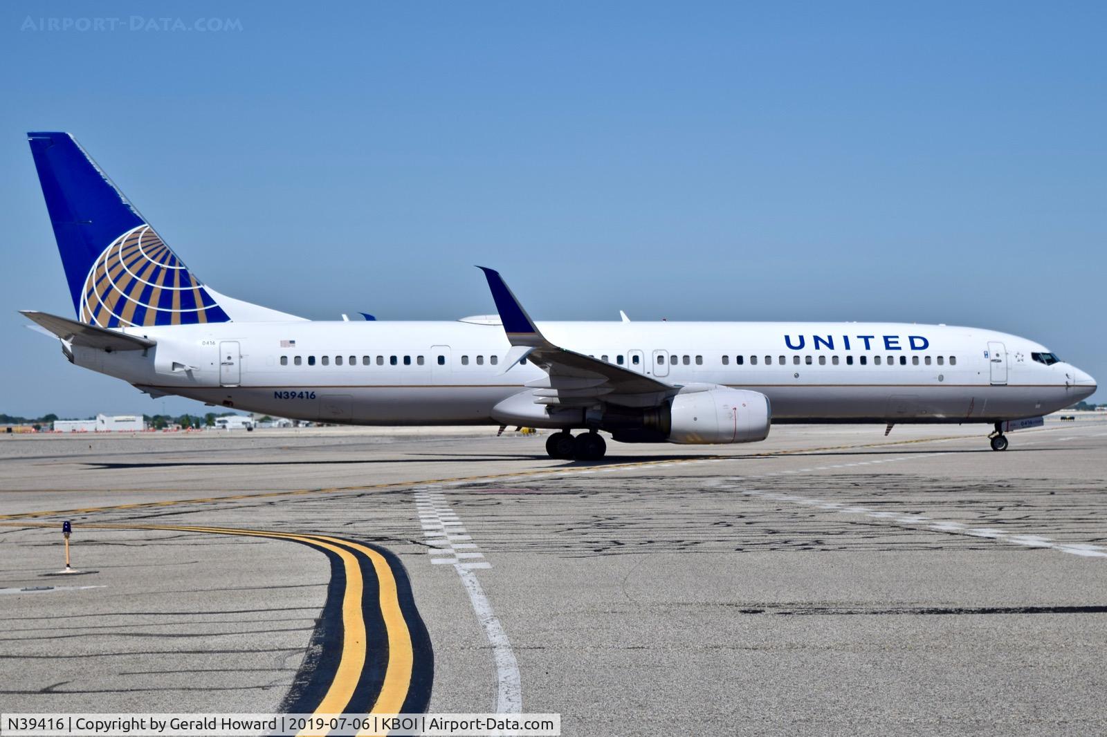 N39416, 2008 Boeing 737-924/ER C/N 37093, Taxiing to the gate.