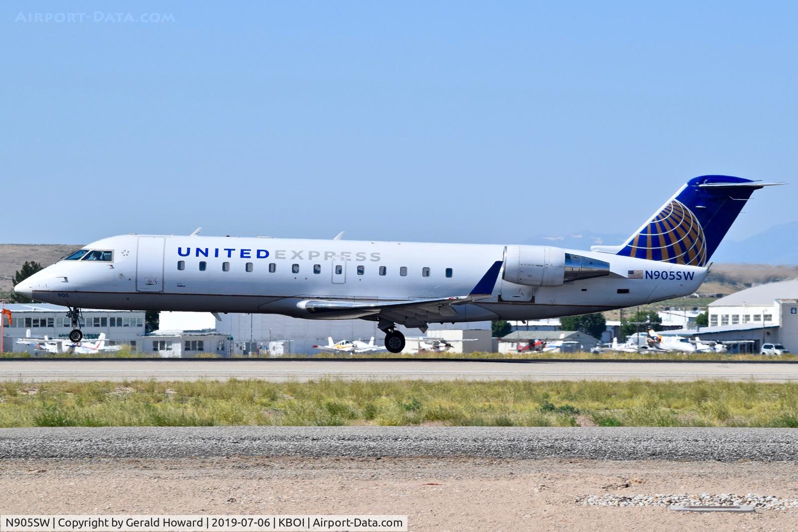 N905SW, 2000 Bombardier CRJ-200LR (CL-600-2B19) C/N 7437, Landing RWY 10R.