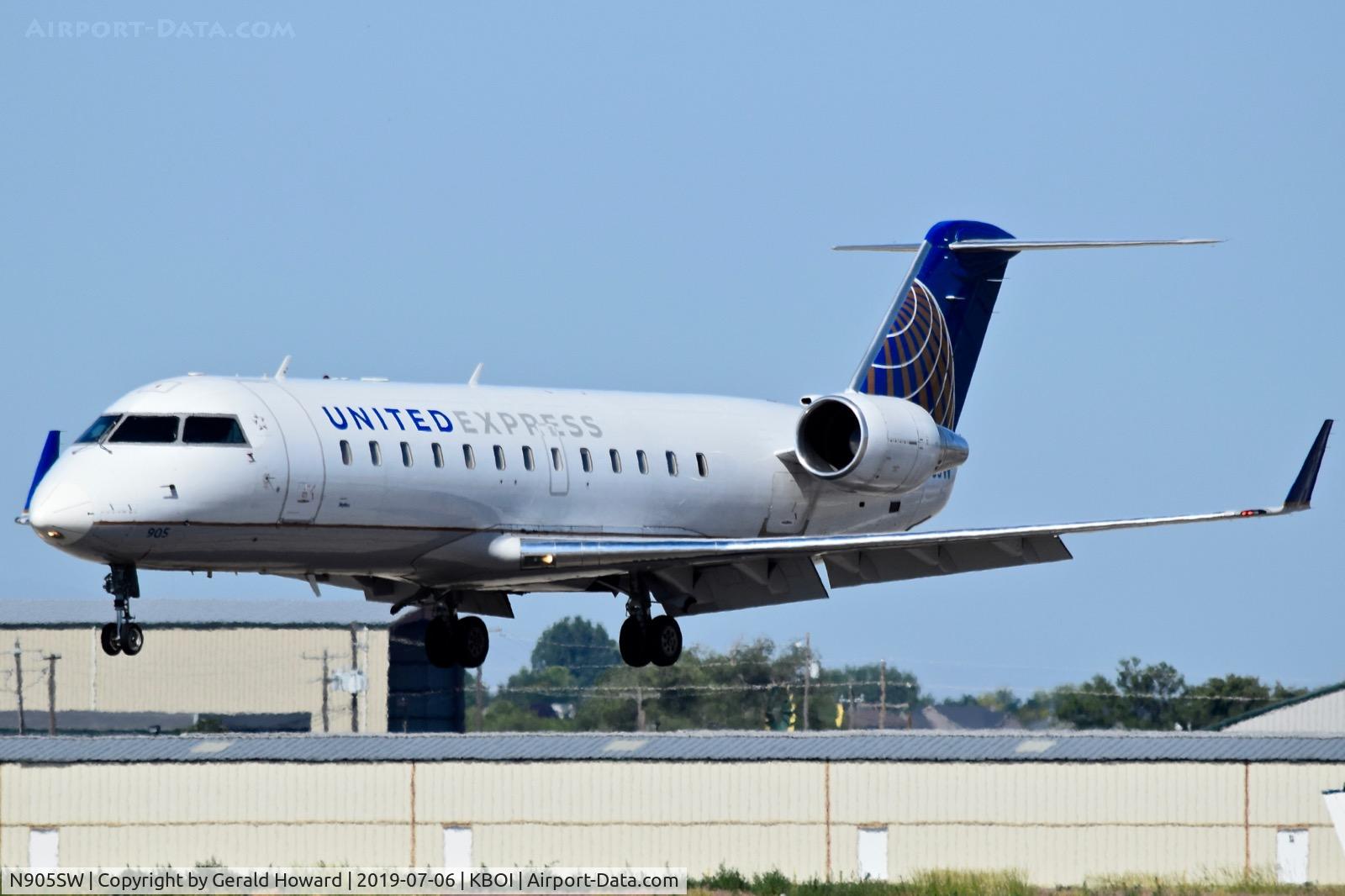 N905SW, 2000 Bombardier CRJ-200LR (CL-600-2B19) C/N 7437, Landing RWY 10R.