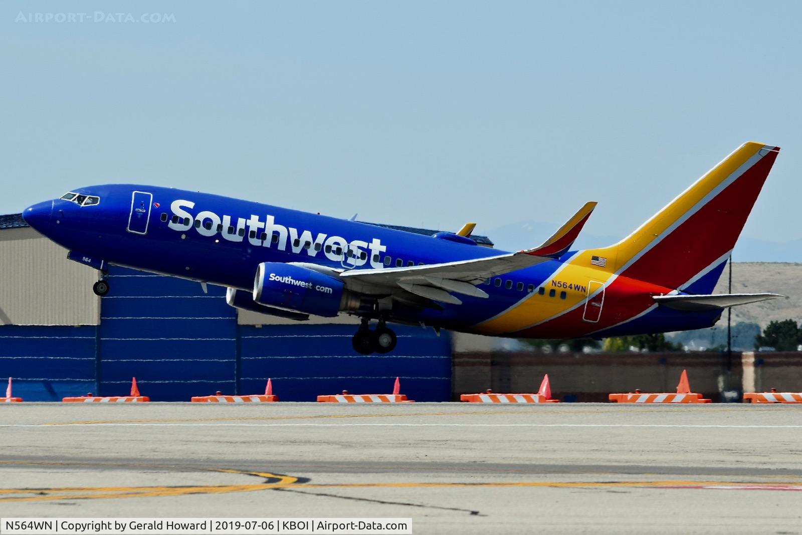 N564WN, 2002 Boeing 737-73V C/N 30244, Take off RWY 10R.