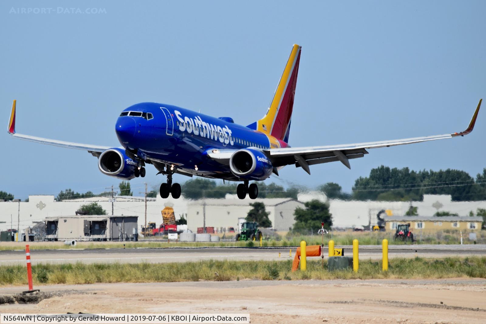 N564WN, 2002 Boeing 737-73V C/N 30244, Landing RWY 10R.