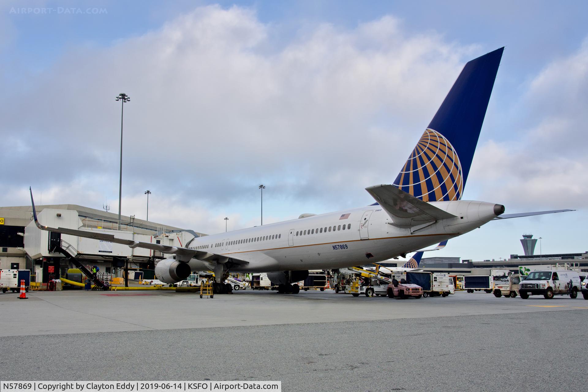 N57869, 2002 Boeing 757-33N C/N 32593, SFO 2019.