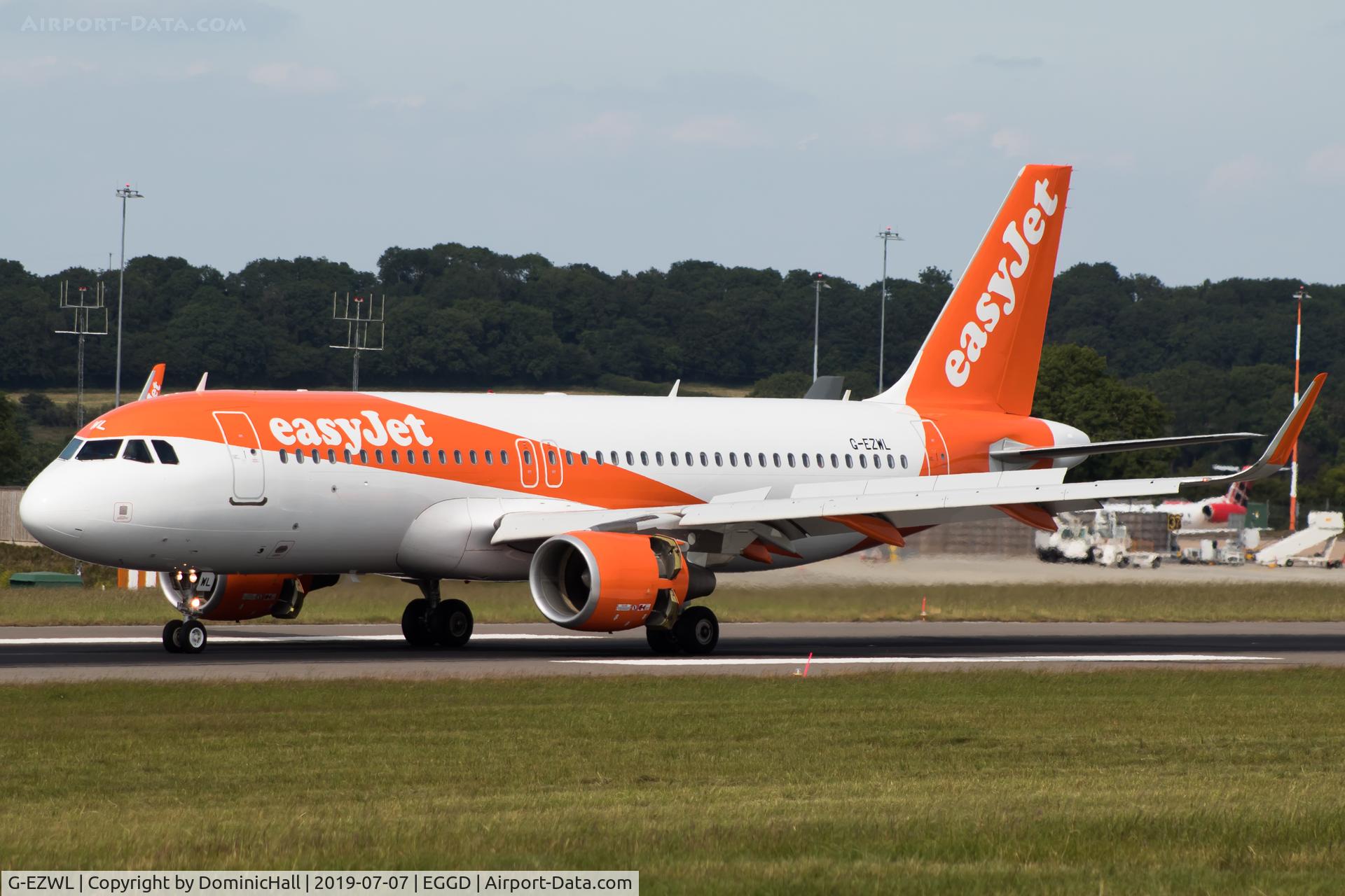 G-EZWL, 2013 Airbus A320-214 C/N 5702, Landing RWY 27
