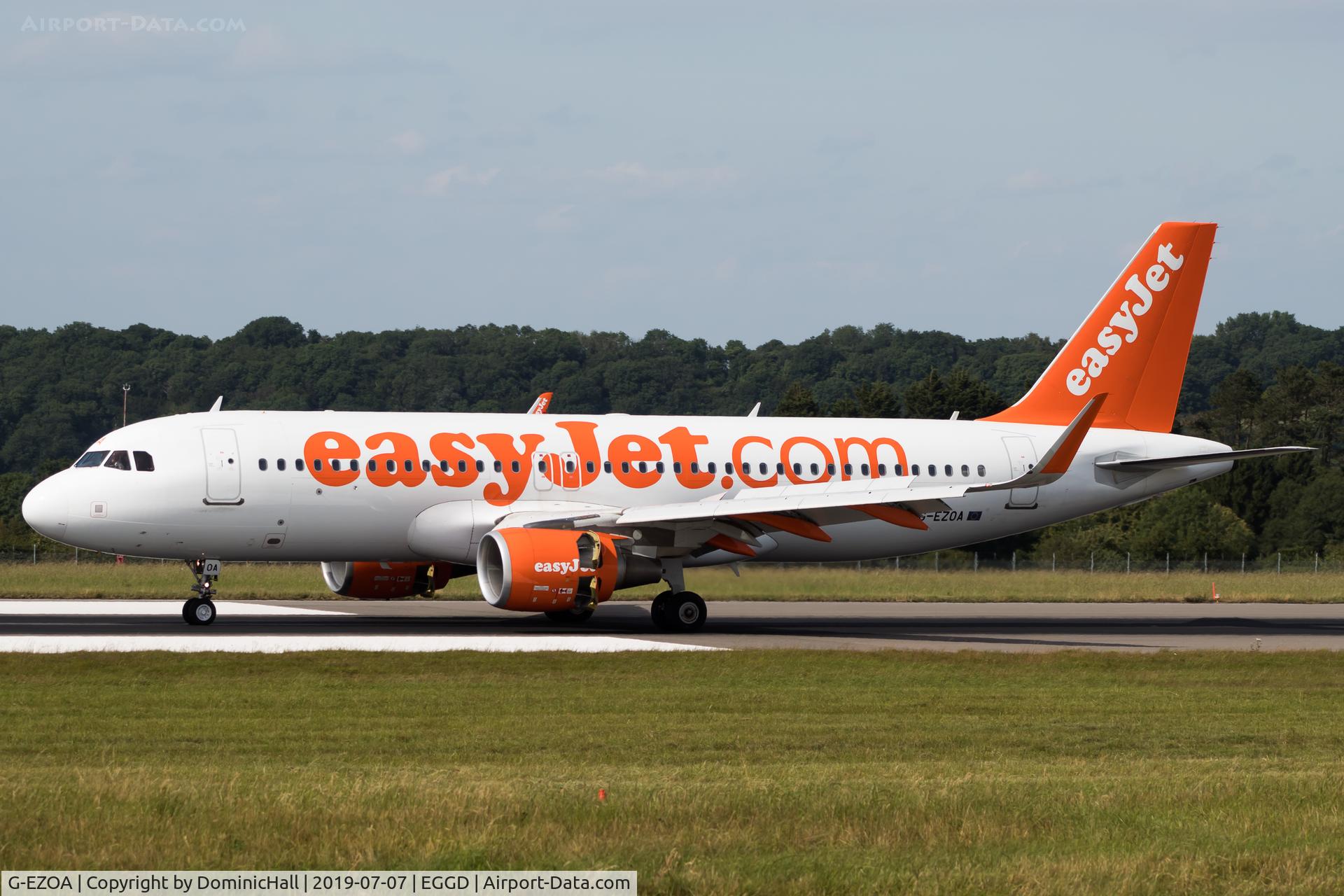 G-EZOA, 2014 Airbus A320-214 C/N 6412, Landing RWY 27
