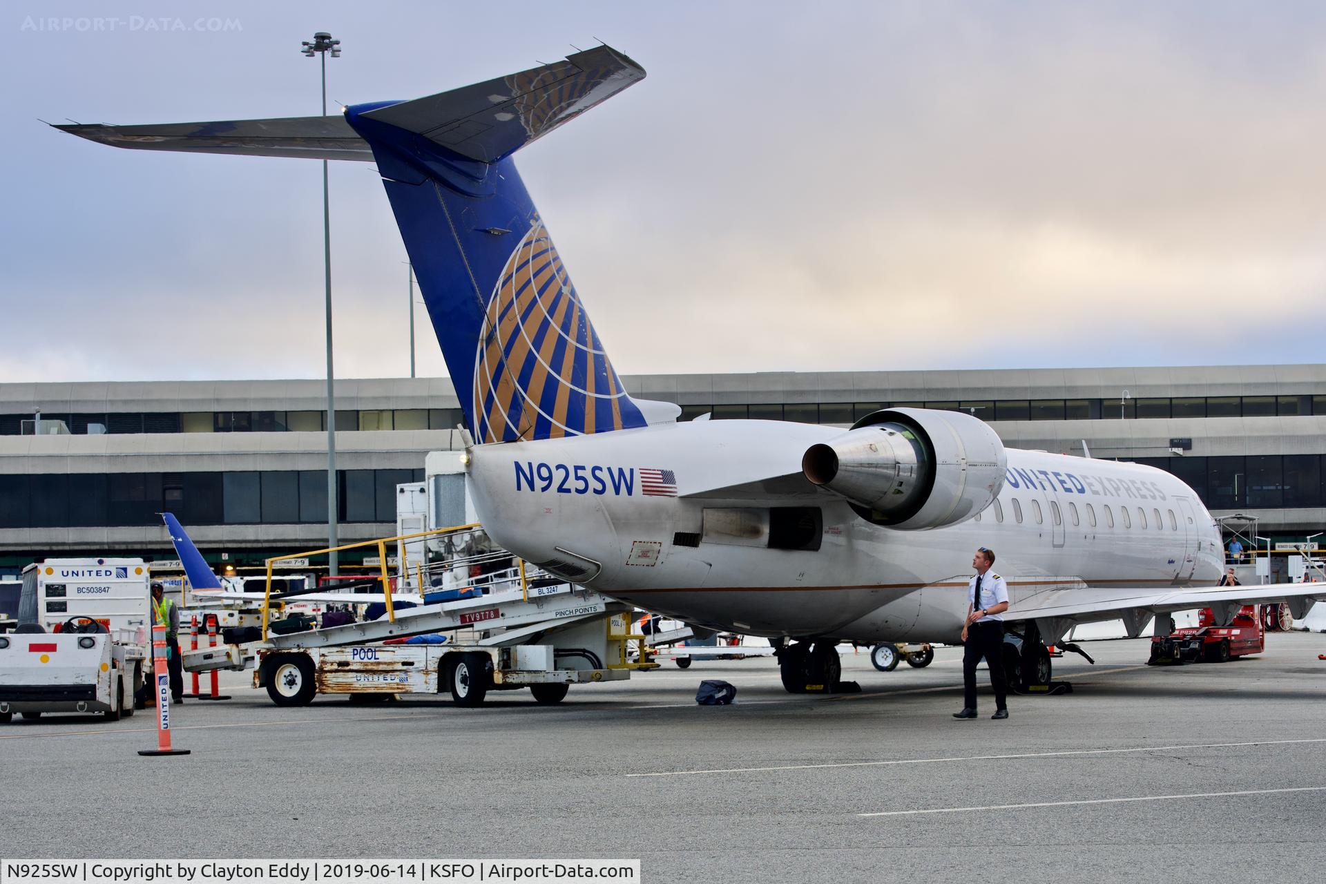 N925SW, 2002 Bombardier CRJ-200LR (CL-600-2B19) C/N 7682, SFO 2019.