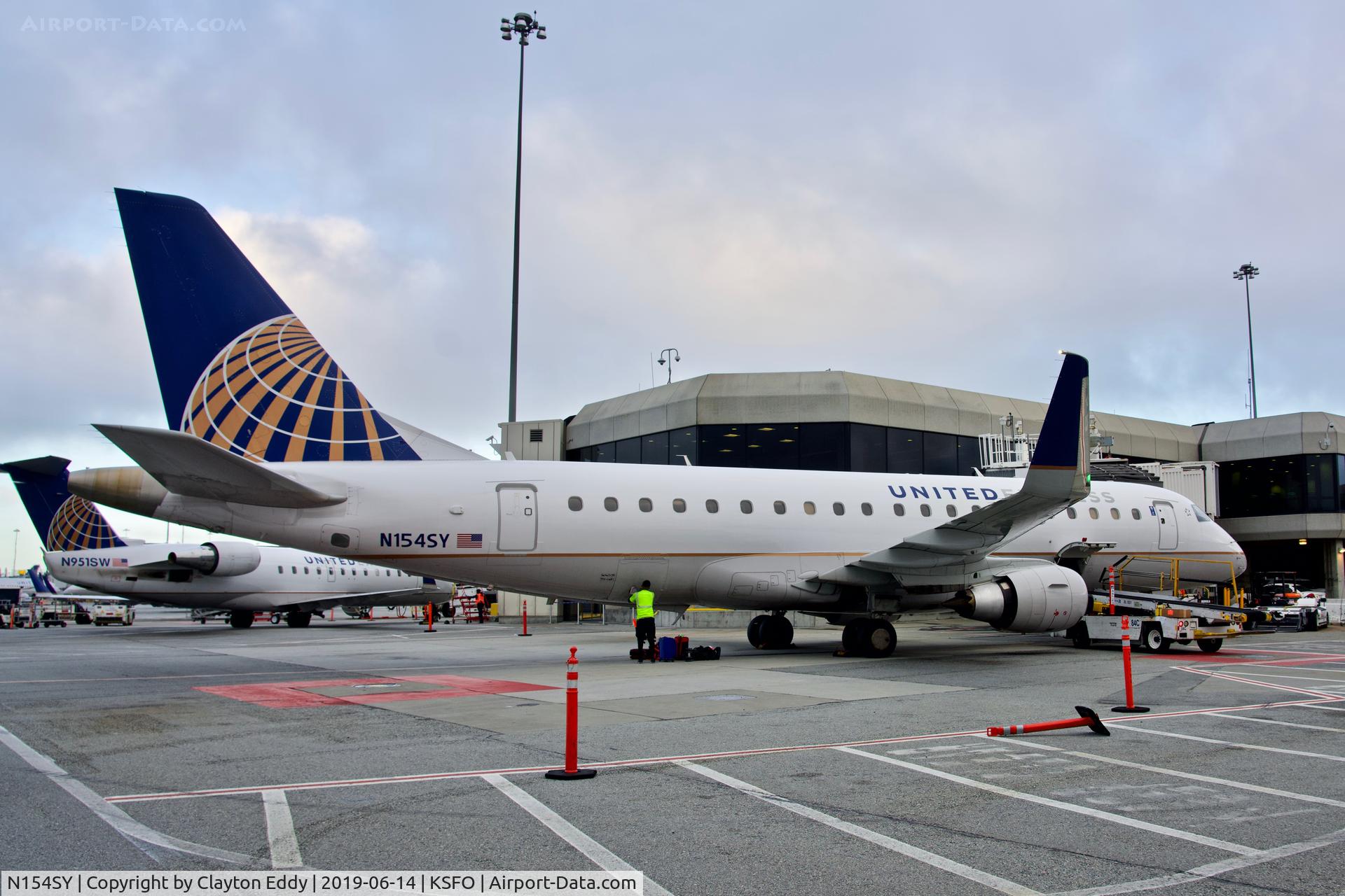 N154SY, 2016 Embraer 175LR (ERJ-170-200LR) C/N 17000556, SFO 2019.