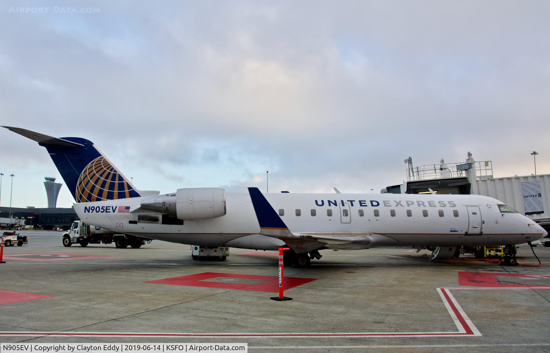 N905EV, 2002 Bombardier CRJ-200ER (CL-600-2B19) C/N 7632, SFO 2019.