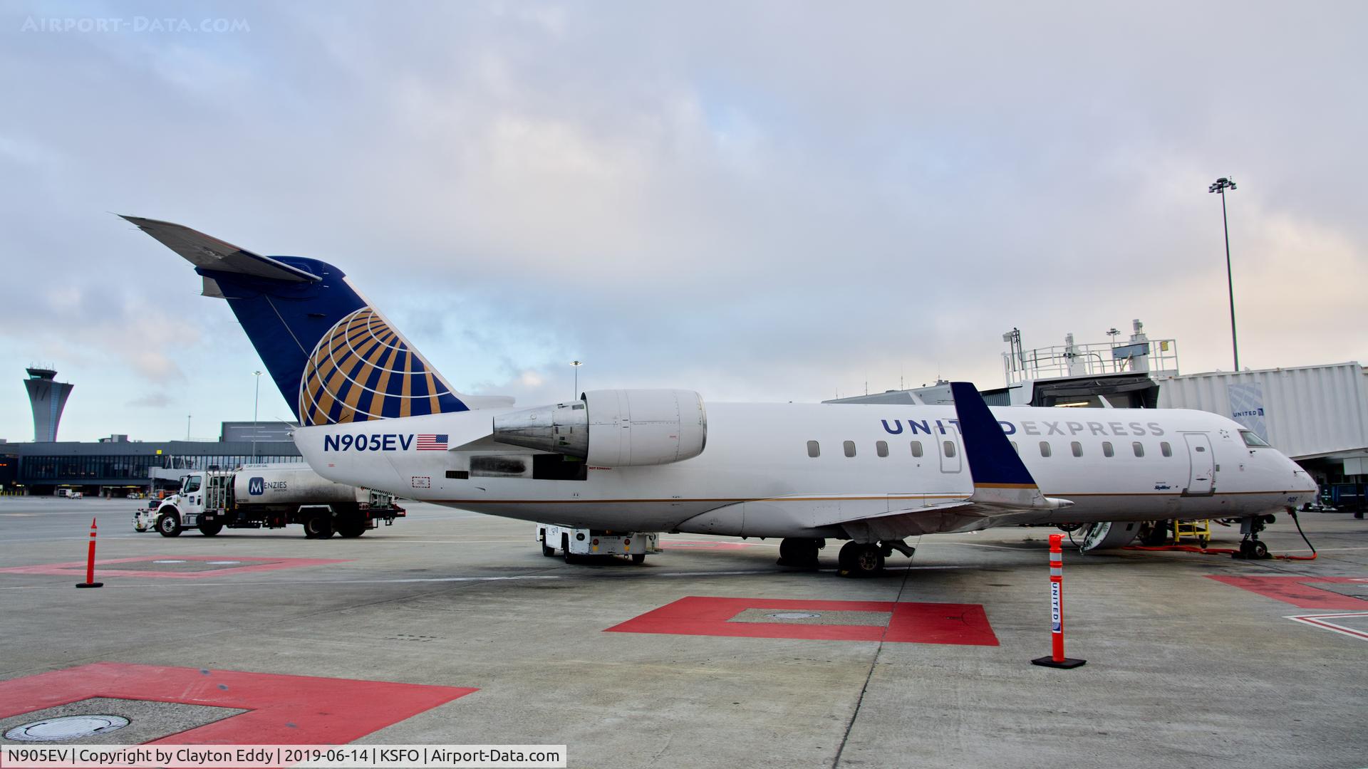 N905EV, 2002 Bombardier CRJ-200ER (CL-600-2B19) C/N 7632, SFO 2019.