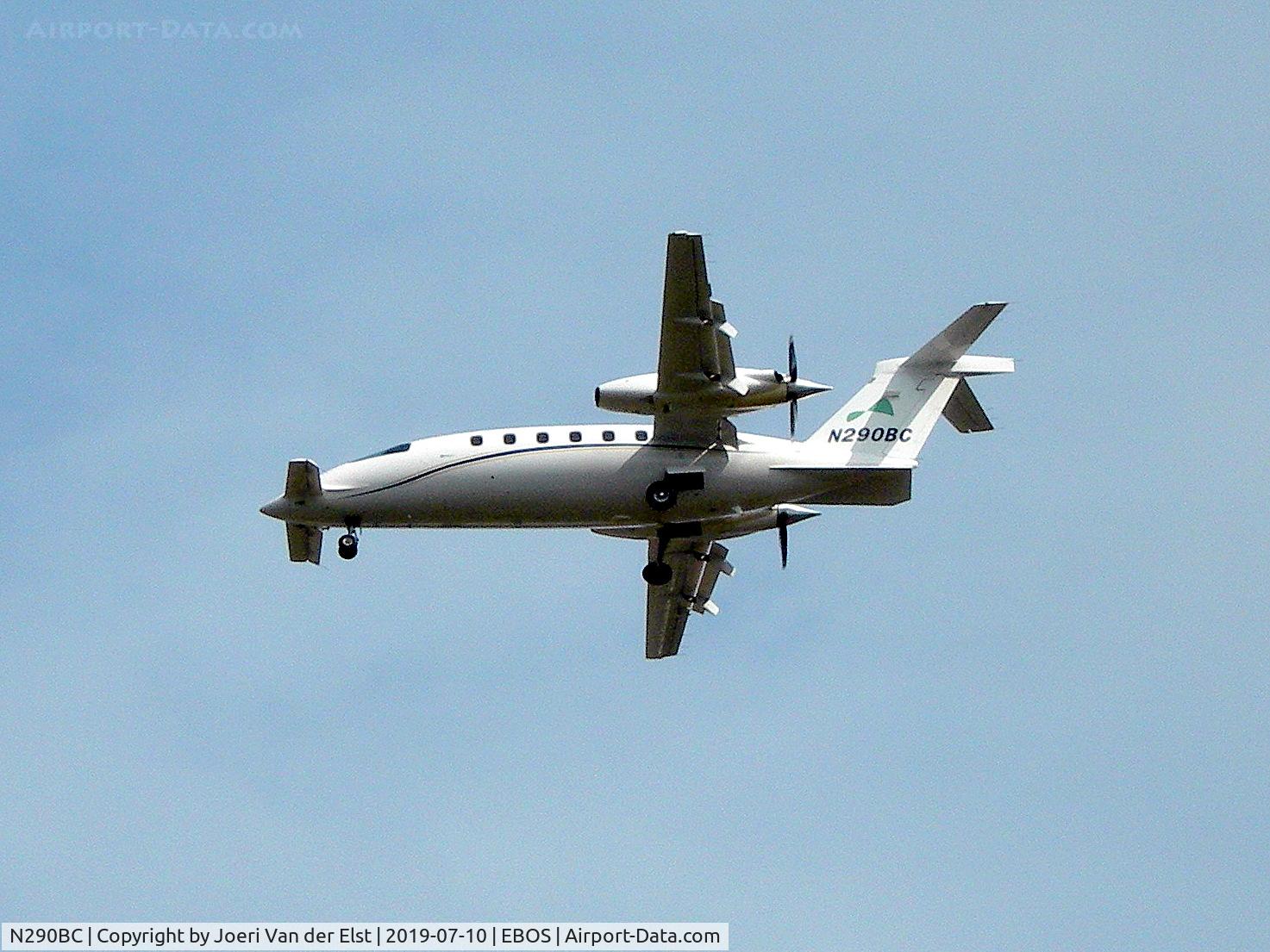 N290BC, 2004 Piaggio P-180 Avanti C/N 1092, Moments before touchdown rwy 26