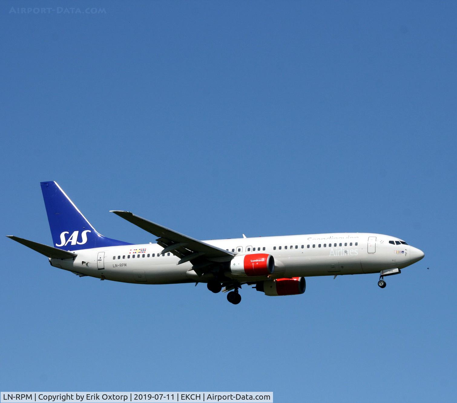 LN-RPM, 2000 Boeing 737-883 C/N 30195, LN-RPM landing rw 04L