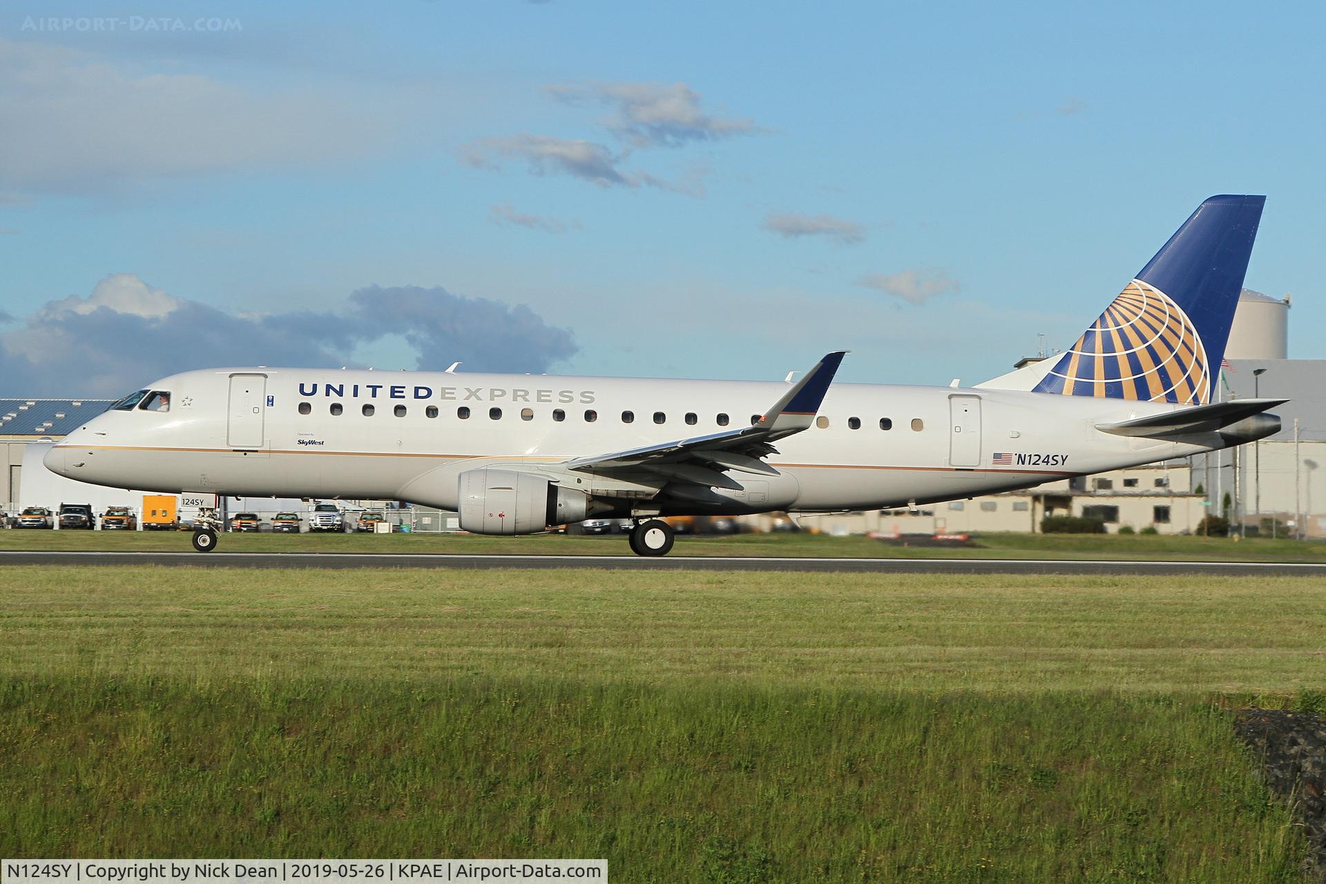 N124SY, 2016 Embraer 175LR (ERJ-170-200LR) C/N 17000439, PAE/KPAE