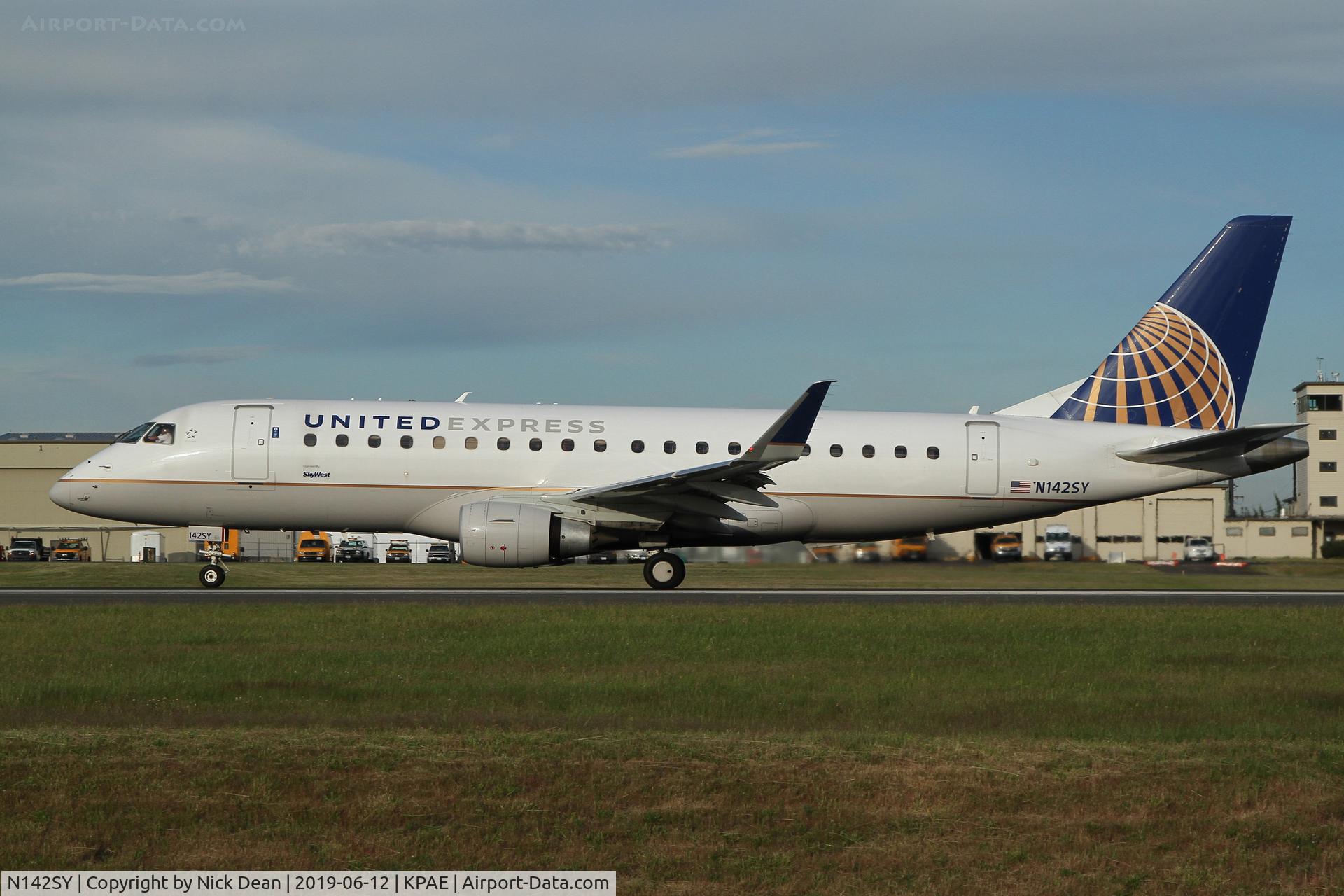 N142SY, 2015 Embraer 175LR (ERJ-170-200LR) C/N 17000475, PAE/KPAE