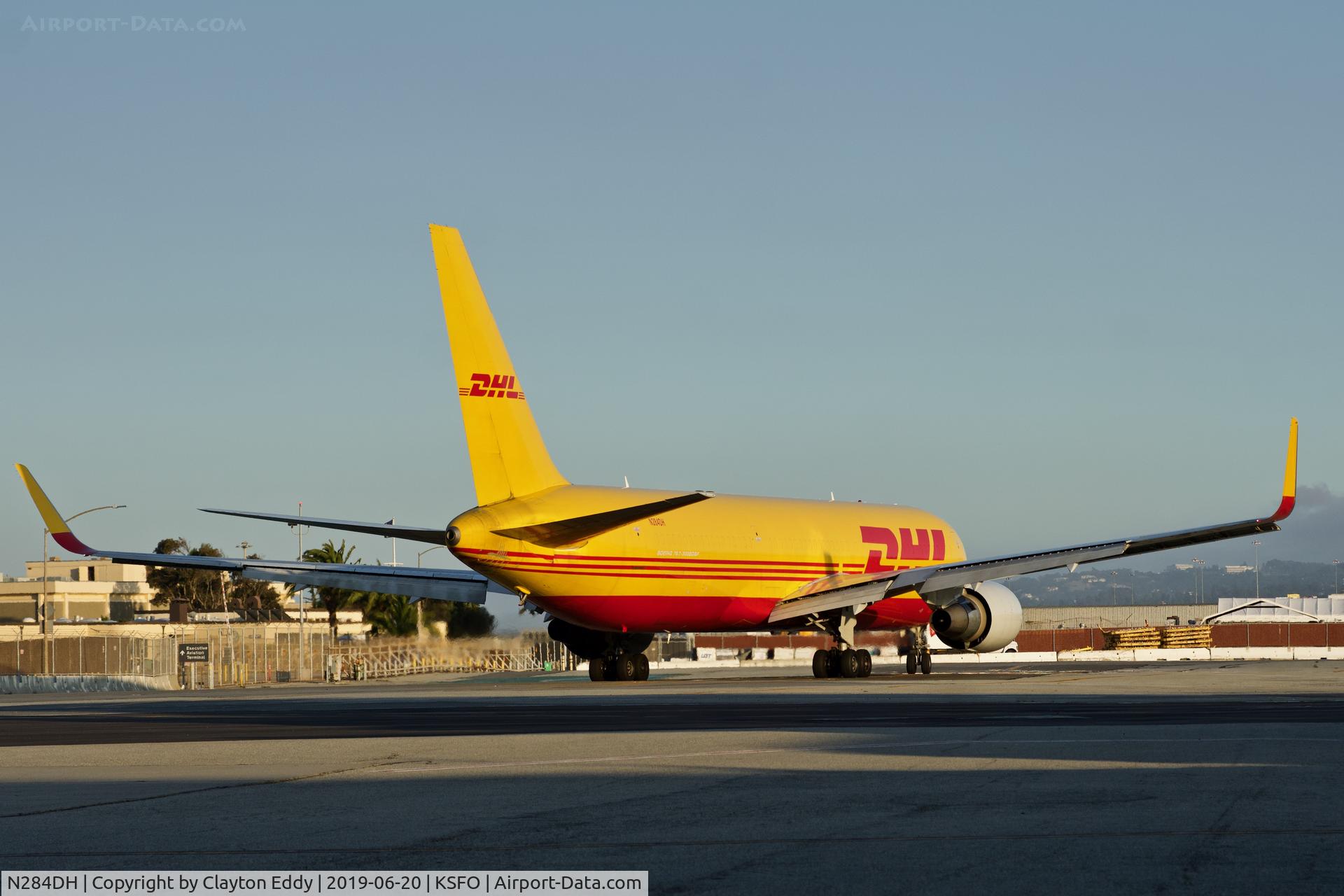 N284DH, 1996 Boeing 767-304/ER C/N 28040, SFO 2019.