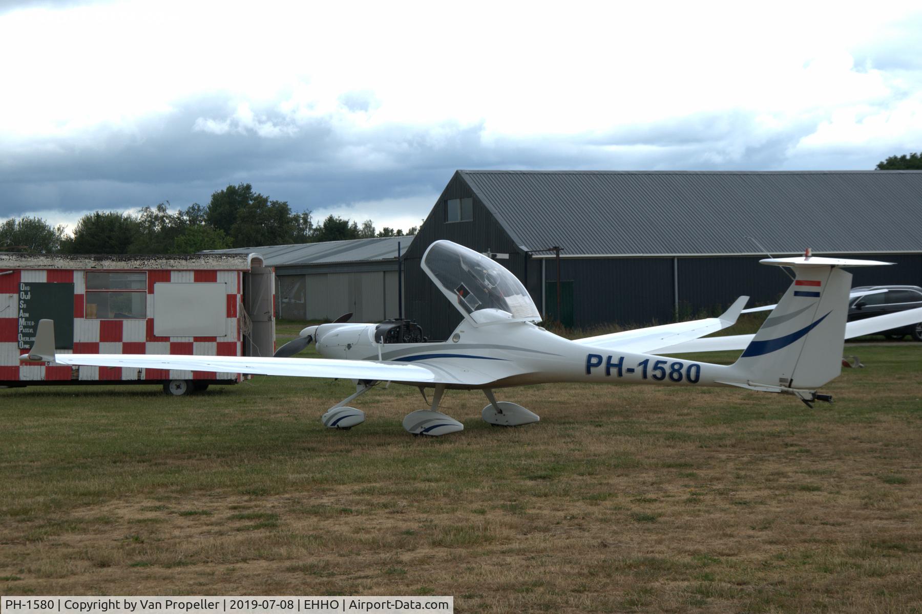 PH-1580, Diamond HK-36TTC Super Dimona C/N 36.562, Diamond HK36TTC Super Dimona at hoogeveen airfield, the Netherlands. Using for towing gliders