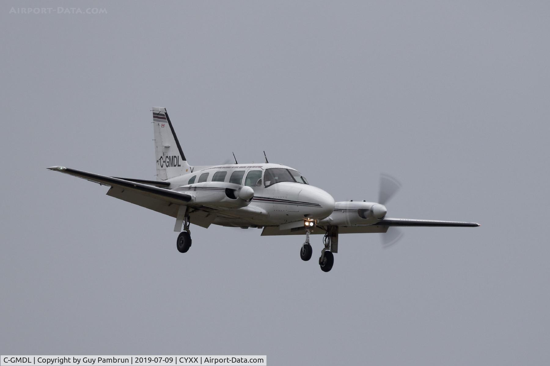 C-GMDL, 1975 Piper PA-31-325 Navajo C/R C/N 31-7512033, Landing