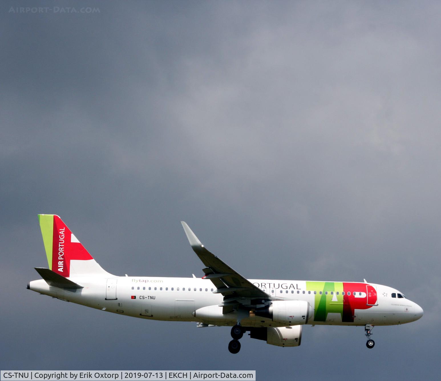 CS-TNU, 2009 Airbus A320-214 C/N 4106, CS-TNU landing rw 04L