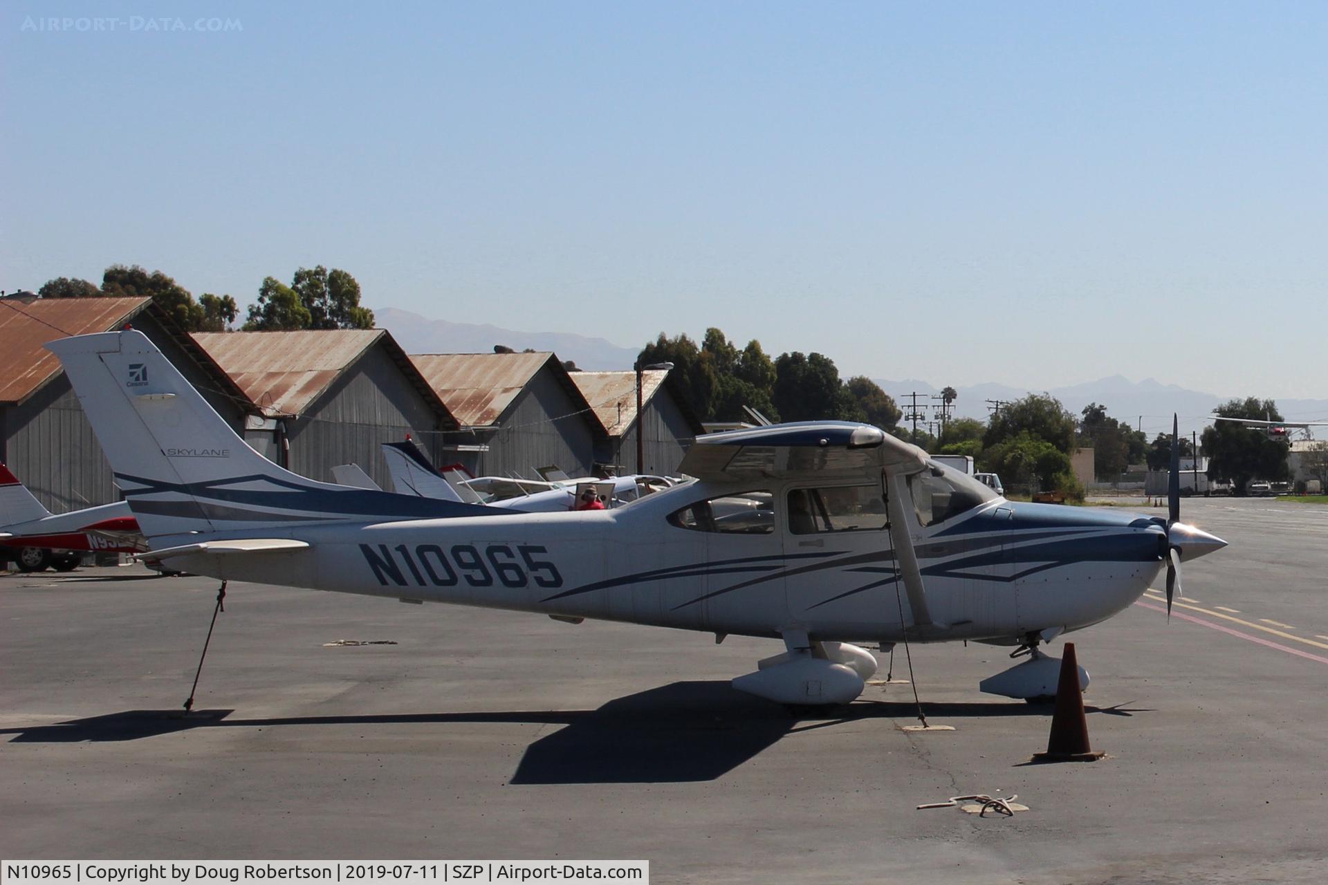 N10965, 2007 Cessna 182T Skylane C/N 18281976, 2007 Cessna 182T SKYLANE, Lycoming IO-540-AB1A5 230 Hp, on Transient ramp