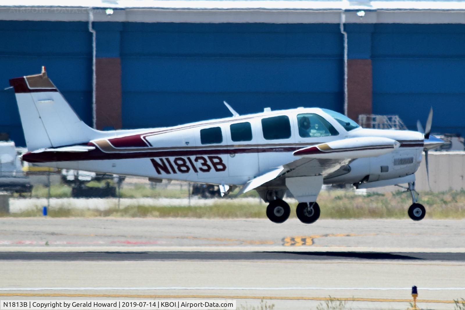 N1813B, 1981 Beech A36 Bonanza 36 C/N E-1879, Landing RWY 28L.